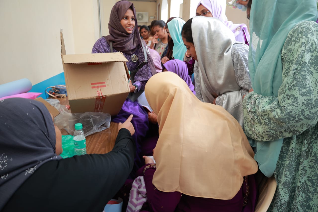 A person handing out food at a community food drive.